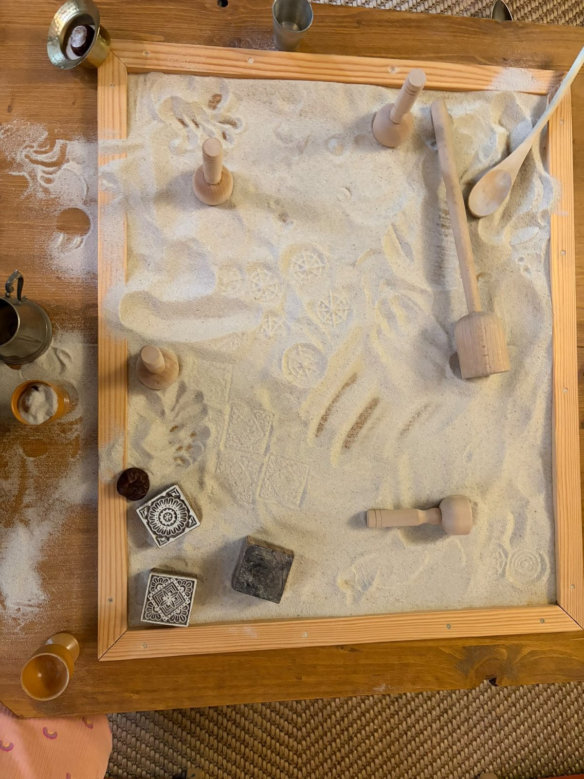 Sandfläche von oben mit Mustern und Holzwerkzeugen