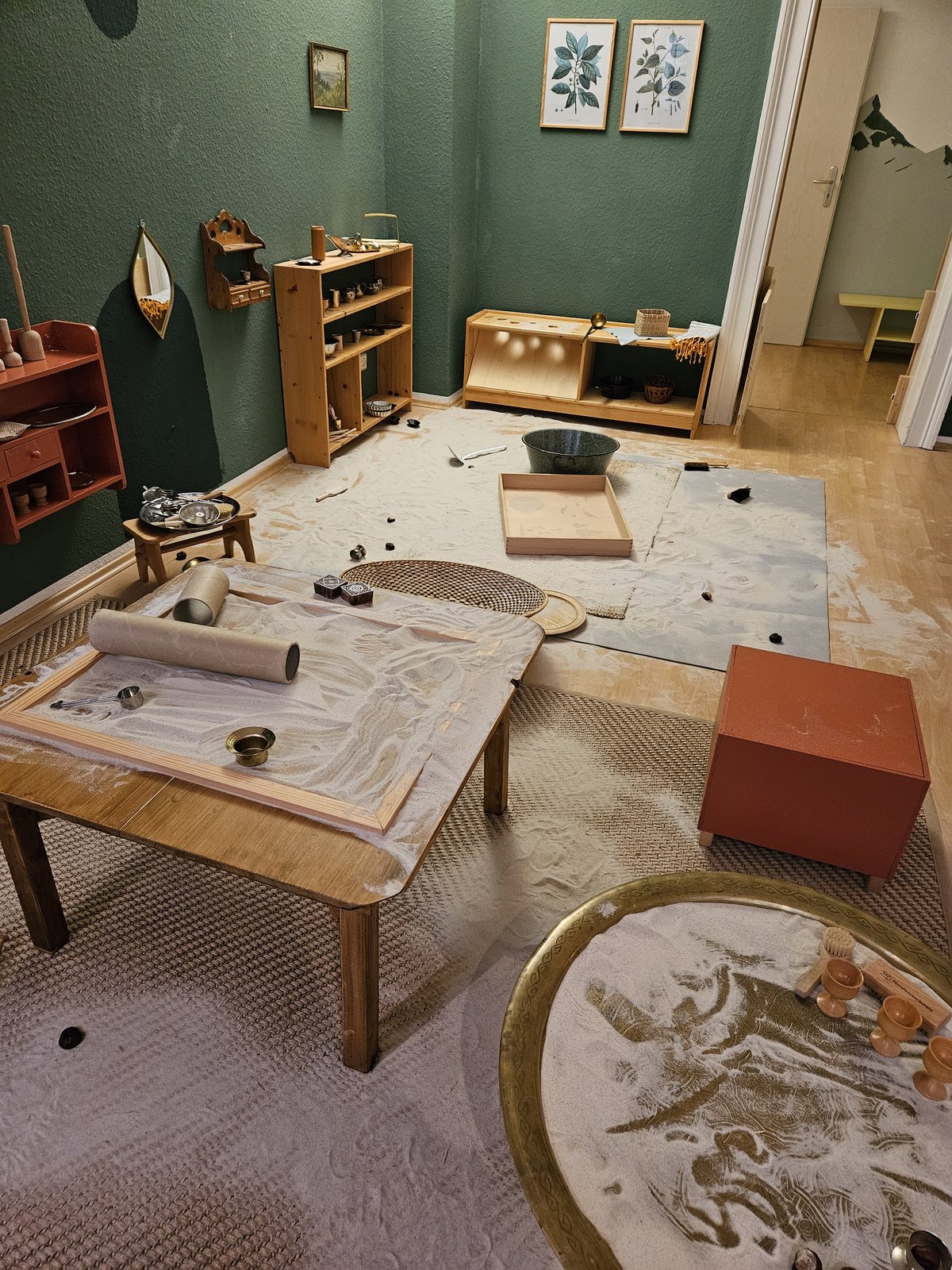 Der Sandraum mit großen Sandflächen und warmem Licht