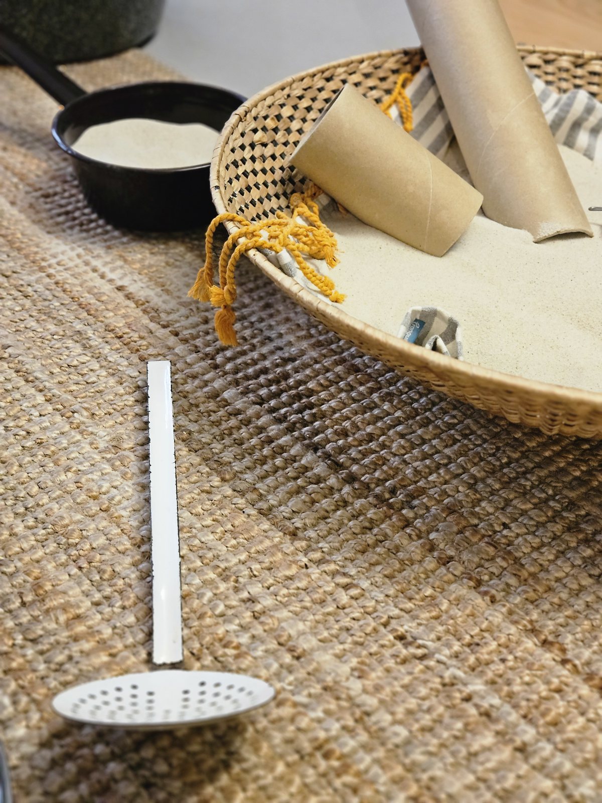 Sieb und Schale mit feinem Sand